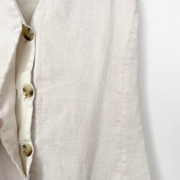 Elegant White Sleeveless Top - Picture 4 of 6